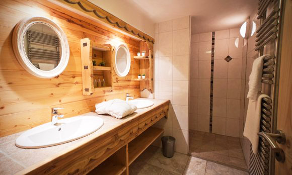 Chalet-Des-neiges-bathroom-4-bedrooms-catered