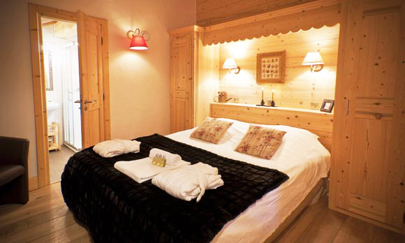 Chalet-Des-neiges-bedroom-4-bedrooms-catered