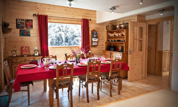 Chalet-Des-neiges-dining-room-4-bedrooms-catered