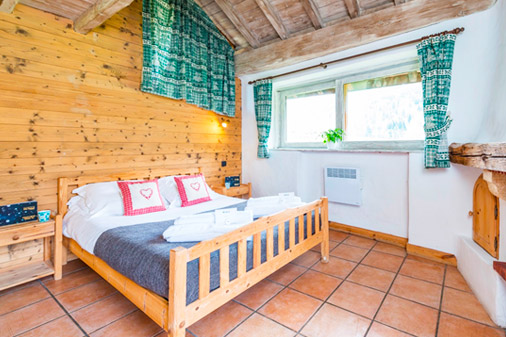 Chalet-Lou-Trave-double-bedroom