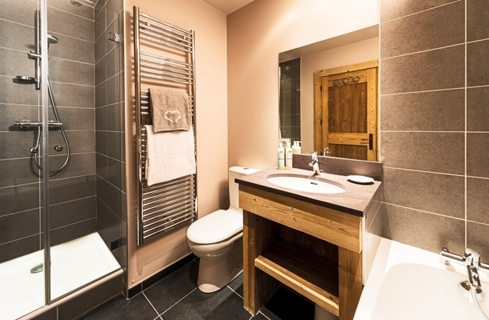 Chalet-Sardonnere-bathroom