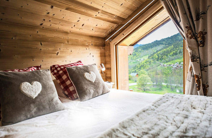 Chalet-Sardonnere-double-bedroom