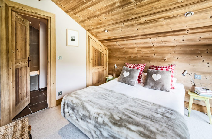 Chalet-Sardonnere-double-bedroom2