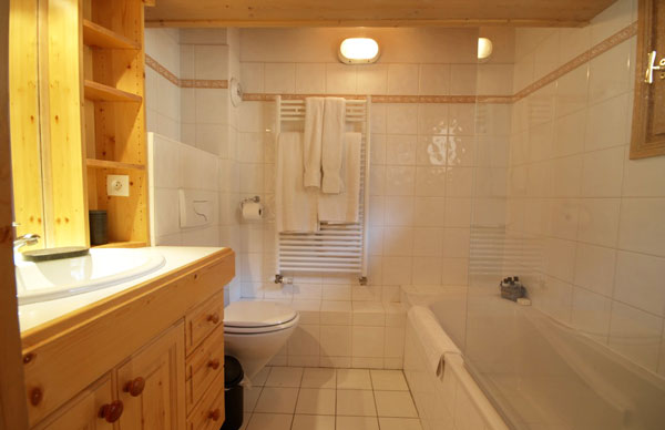 Chalet-Iamato-bathroom