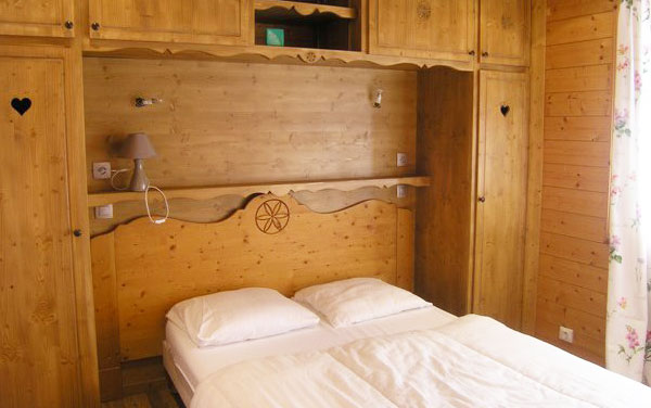 chalet-Motel-bedroom2