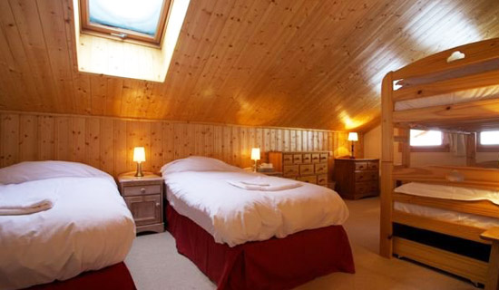 chalet-Quatre-Meules-twin-bedroom