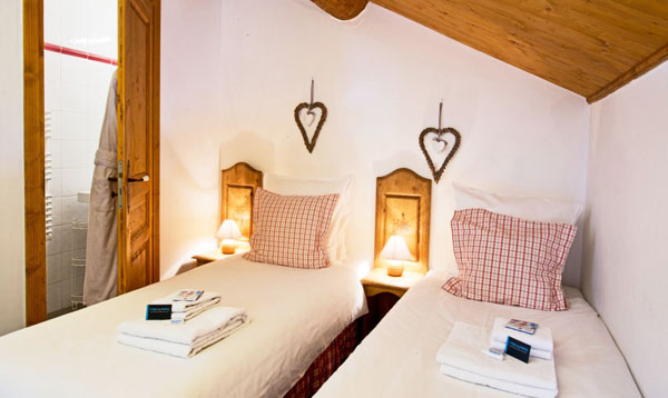 chalet-aurigny-twin-bedroom