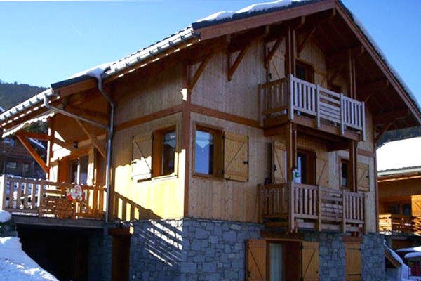 chalet-campanules-outside