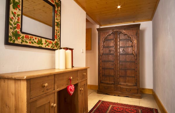 chalet-du-pont-hallway