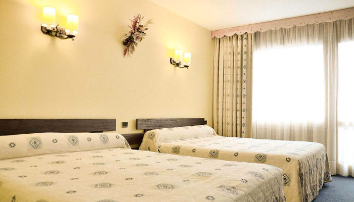 Hotel-les-Arolles-bedroom2