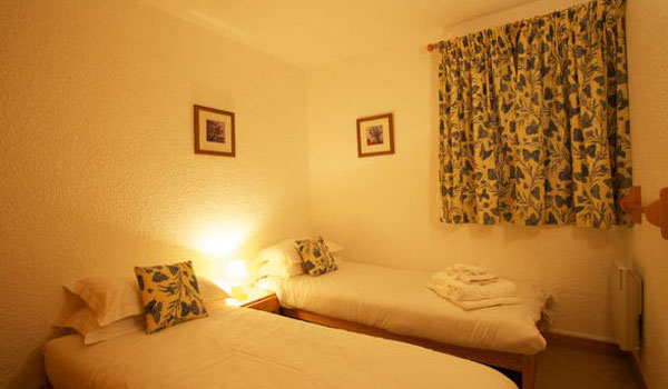 chalet-Veronica-twin-bedroom2