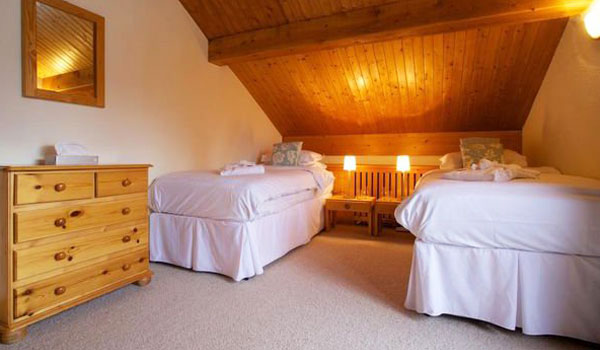 chalet-Veronica-twin-bedroom3