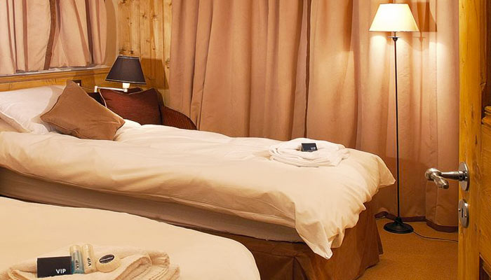 chalet-indiana-lodge-meribel-twin-bedroom
