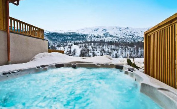 chalet-petite-chapelle-hot-tub