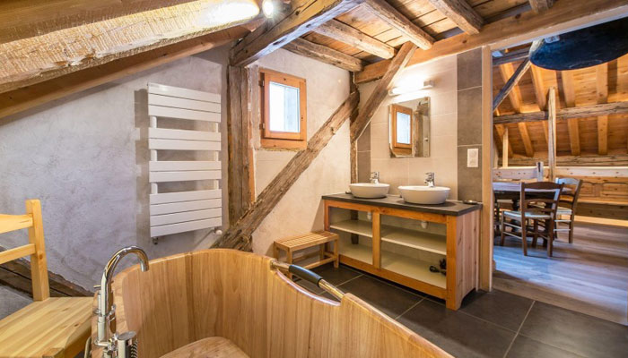 chalet-plaigny-bathroom2